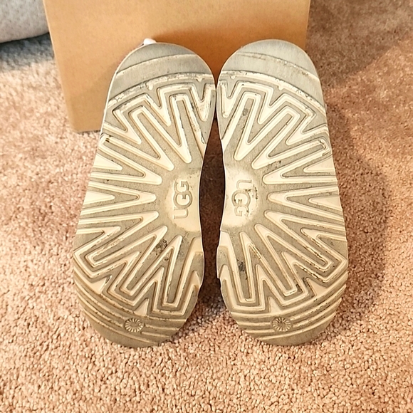UGG Classic Short Kids Boots - Picture 10 of 12